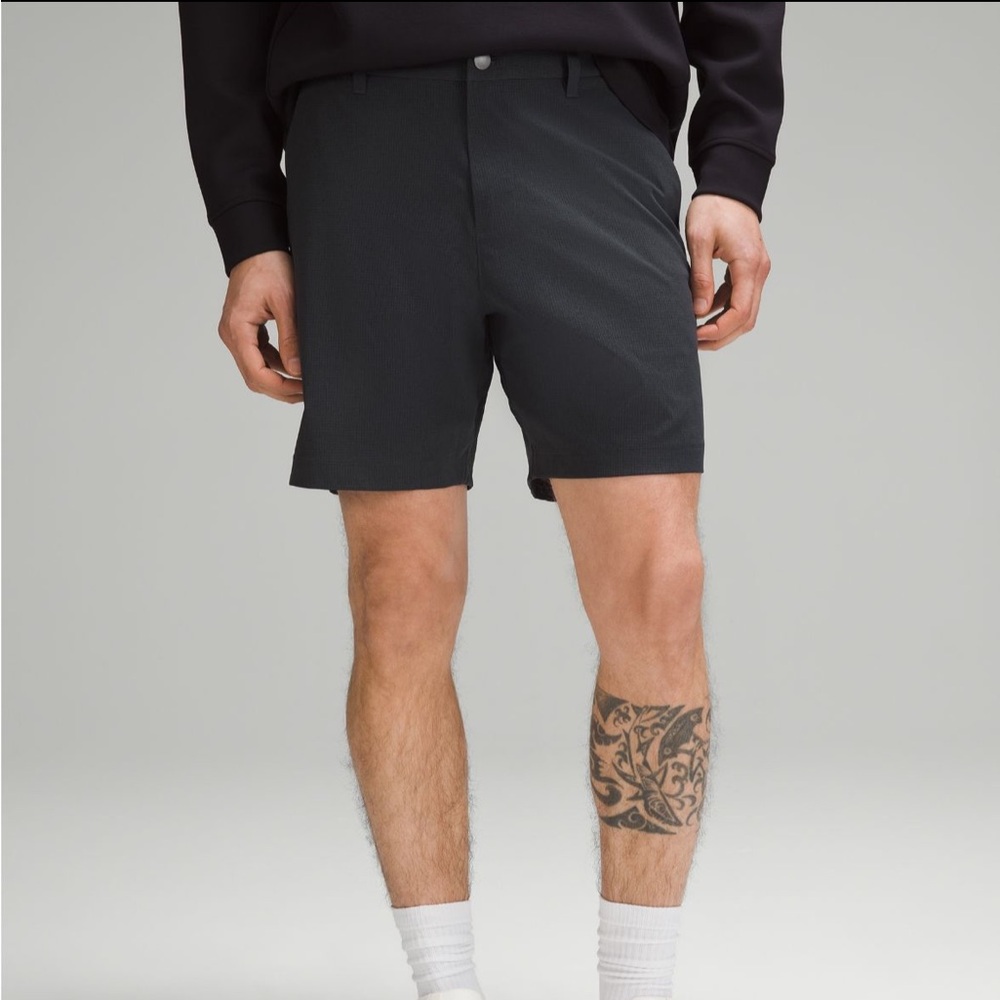 USED Lululemon Men’s “ABC” Short 7” Inseam (Waist 32) *WOVENAIR*